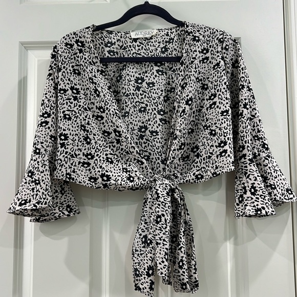 Audrey 3+1 Tops - Audrey 3+1 Bell sleeve crop top